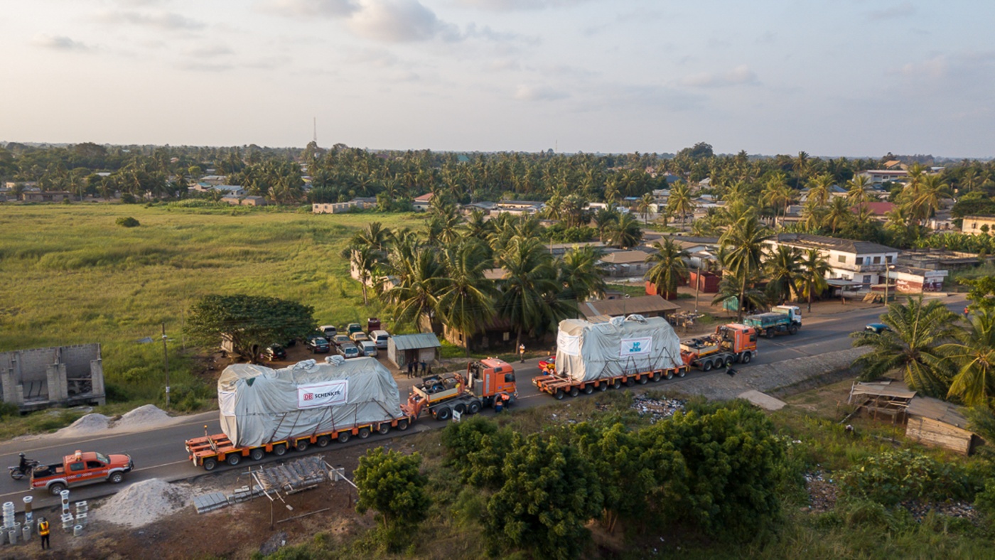 Slideshow Bild - Die 219 Tonnen Motoren unterwegs in Ghana.